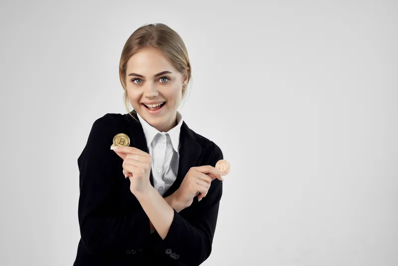 Деловая женщина инвестирует в криптовалюту Bitcoin и электронные деньги
