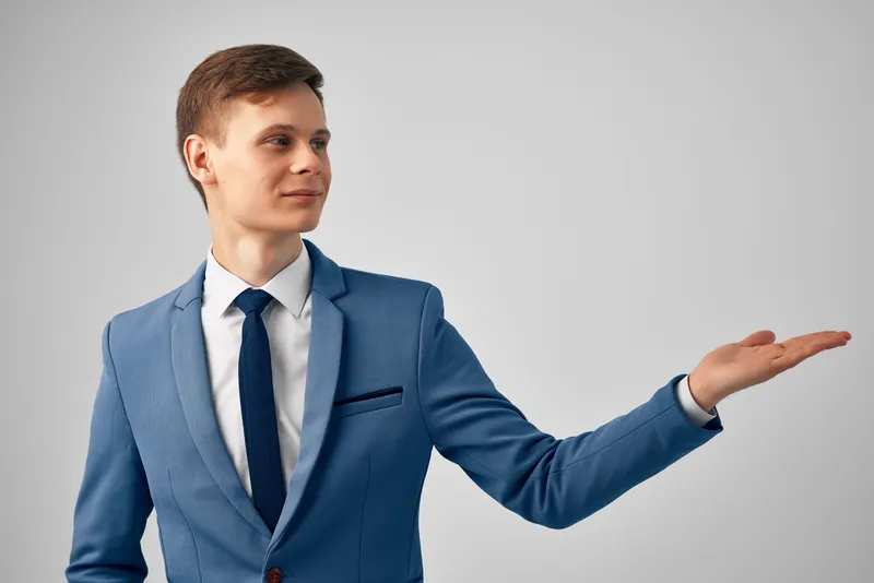 Мужчина в деловом костюме в офисе, профессиональный успех, менеджер