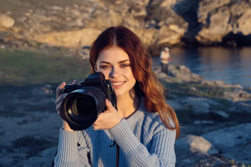 Женщина-фотограф на открытом воздухе, профессиональный пейзаж, образ жизни, веселье