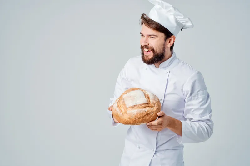 Мужчина-повар на кухне, работающий в кулинарной индустрии