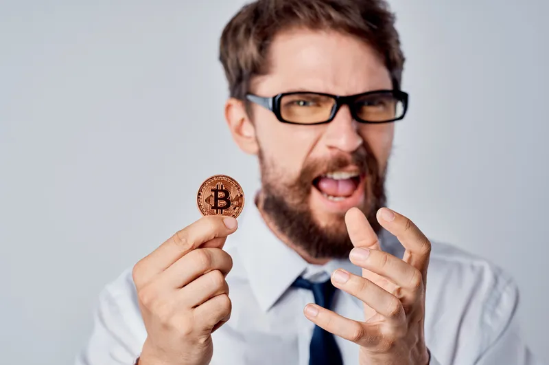 Бородатый бизнесмен с электронными деньгами — биткоином