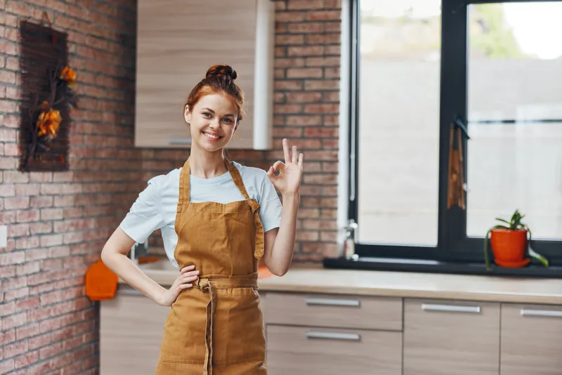 Весёлая женщина дома на кухне, квартира, домашняя жизнь