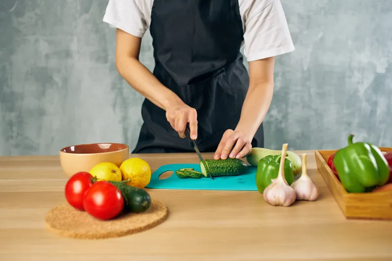 Приготовление обеда дома: салат из вегетарианских продуктов