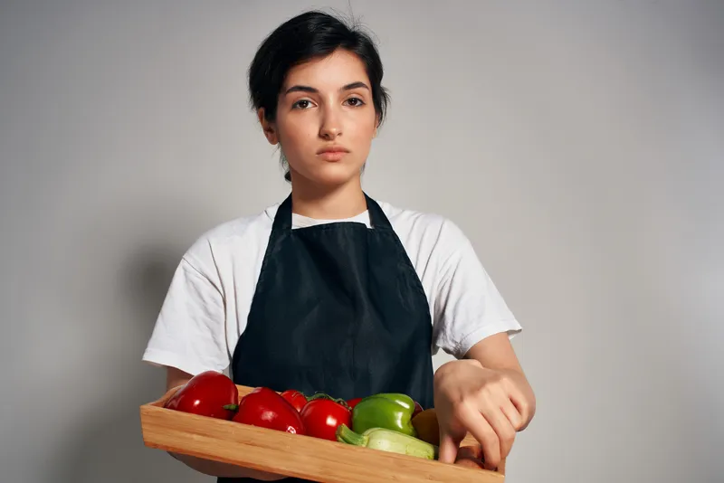 Домохозяйка с подносом овощей, здоровое питание, свежие продукты