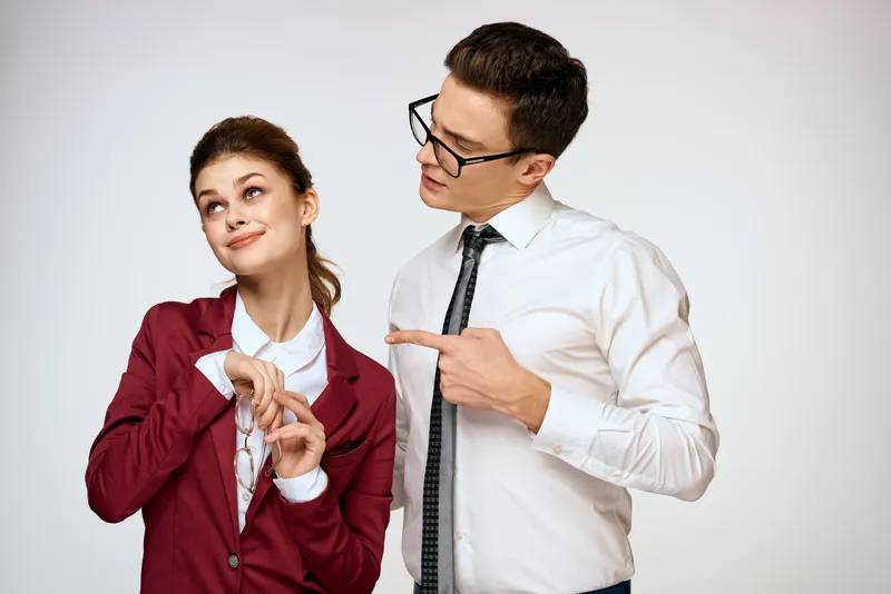 Деловые мужчины и женщины, коллеги по работе, офисная команда, светлый фон