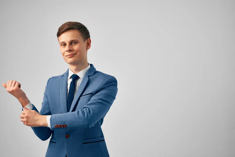 Деловой мужчина в профессиональном костюме, менеджер, офисная работа
