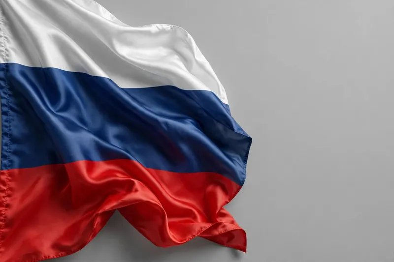 Российский флаг развевается на сером фоне