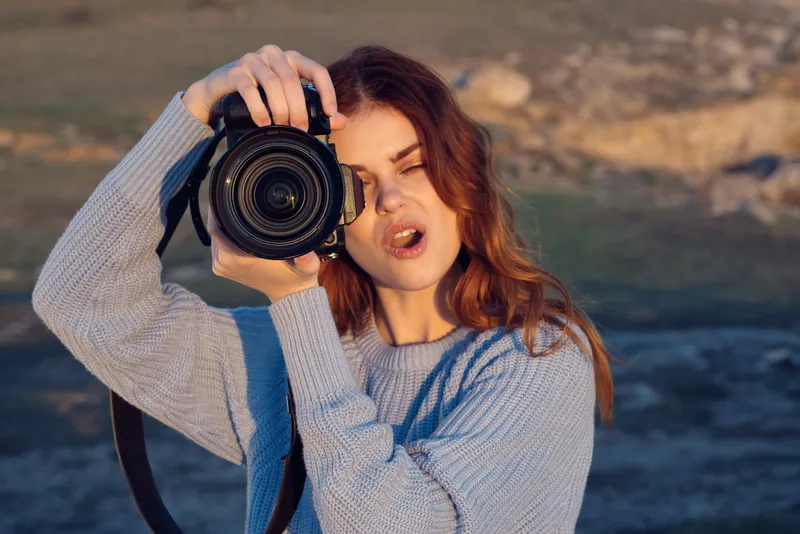 Привлекательная женщина-фотограф на открытом воздухе, пейзаж, природа, профессионалы