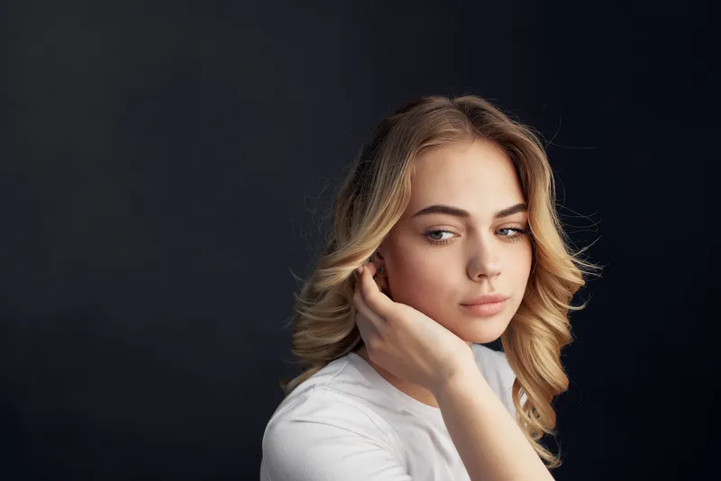 Женщина с привлекательной внешностью, макияжем и позой, кадрированный вид