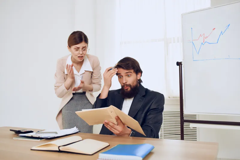 Забавные коллеги на работе, офисная работа, профессионалы