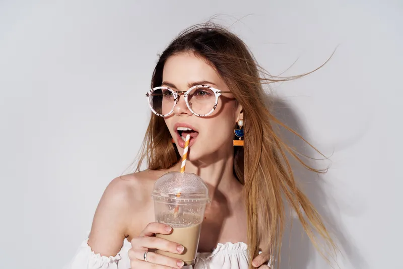 Привлекательная женщина, очарование, роскошь, очки, декор, напиток в руках