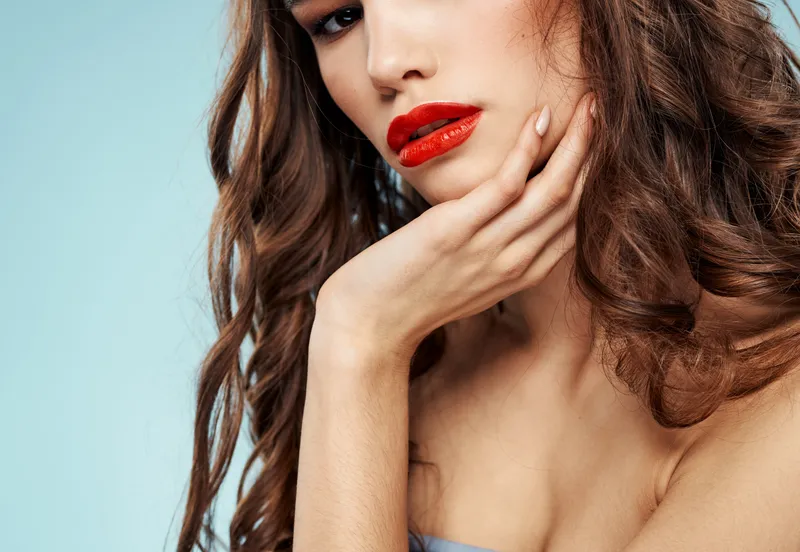 Красивая брюнетка с красными губами и обнажёнными плечами, сексуальная женщина-модель