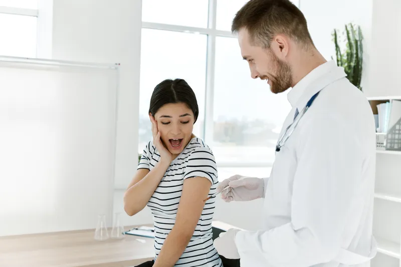 Эмоциональная женщина, которая боится уколов, вакцинация, лечение в больнице
