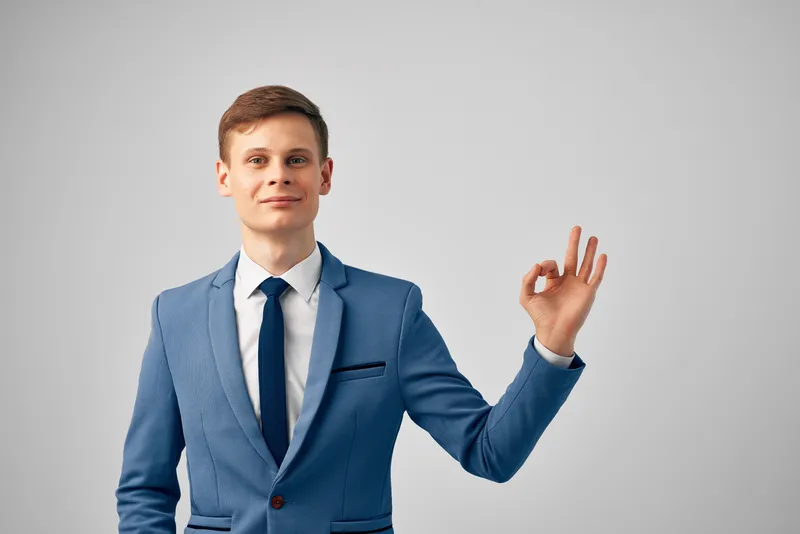 Бизнесмен в деловом костюме, излучающий уверенность в себе, офисный руководитель в современном стиле