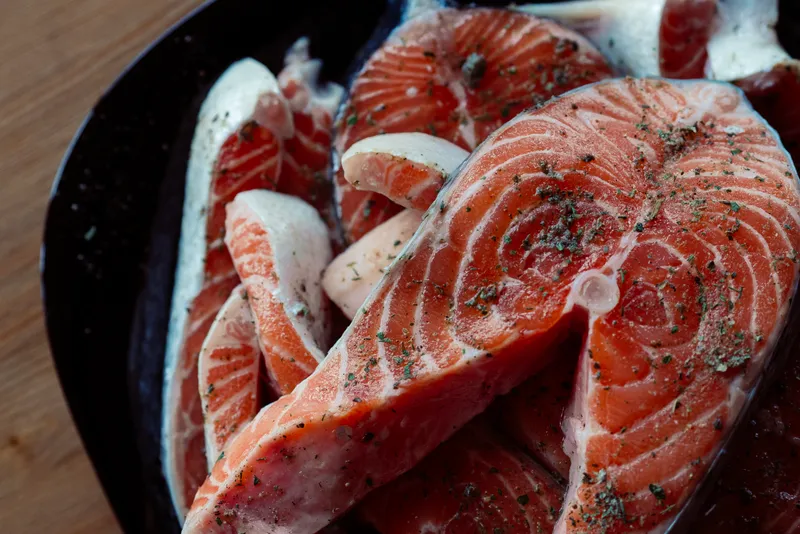 Красная рыба, специи, приготовление морепродуктов как деликатеса на тарелке