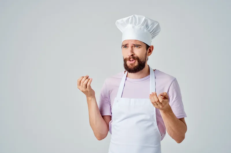 Мужчина в одежде повара на кухне, работа, приготовление пищи, эмоции