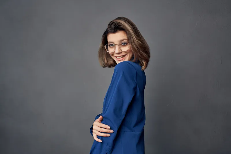 Женщина в голубой рубашке, элегантный стиль, очки, модное позирование