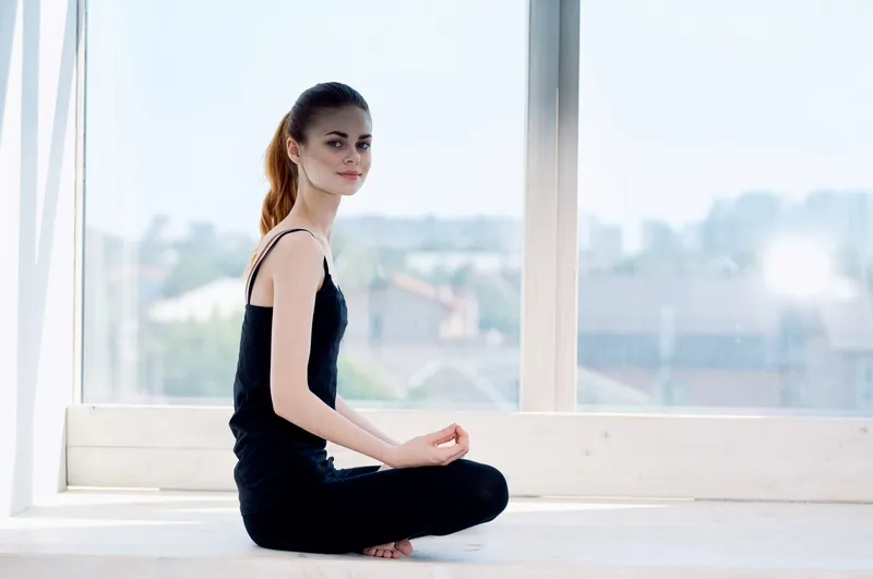 Спортивная женщина занимается йогой для здоровья и тренировки
