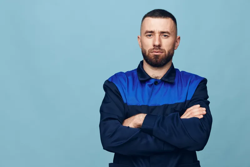 Студийный портрет мужчины кавказской внешности, парень, красивый, уверенный, молодой, выражение лица серьезное, повседневный, крутой, взрослый