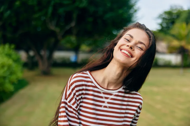 Женщина идет по парку, занимаясь медитативной ходьбой