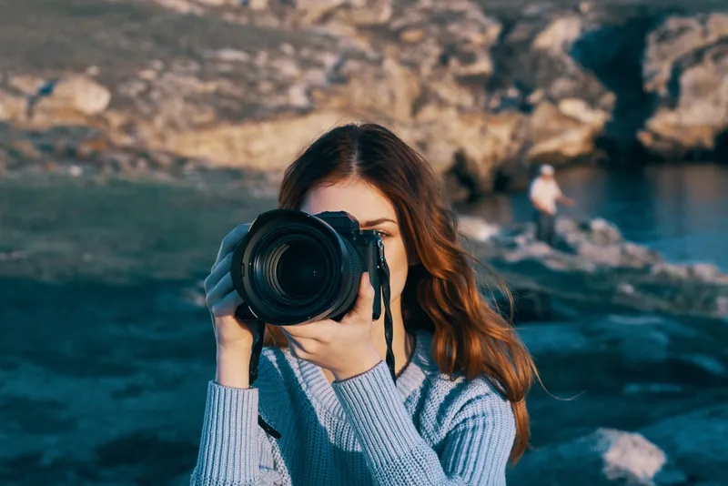 Женщина-туристка, профессиональный фотограф, пейзаж, скалистые горы, природа