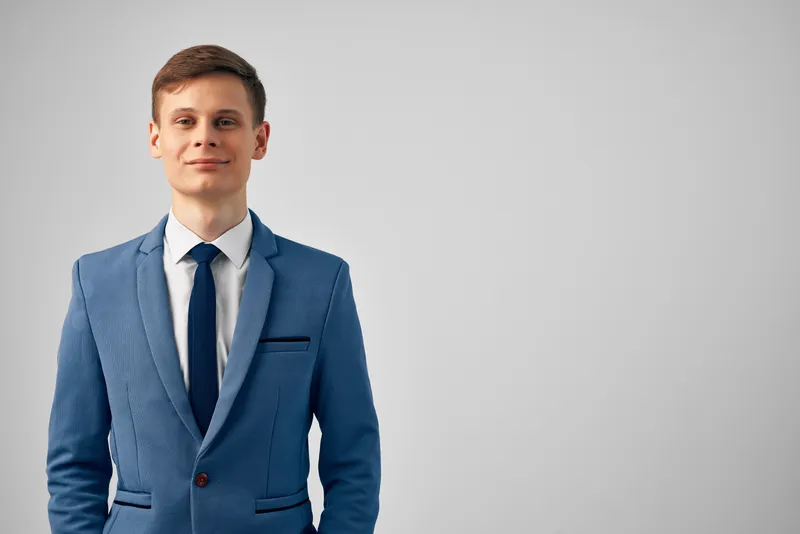 Менеджер в деловом костюме в офисе, олицетворяющий успех и предпринимательскую деятельность