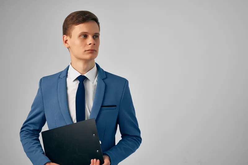 Бизнесмен с чёрной папкой, офисная работа, документы, менеджер