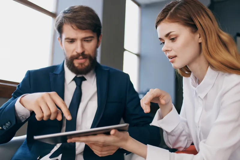 Коллеги работают с планшетом, технологии, офис