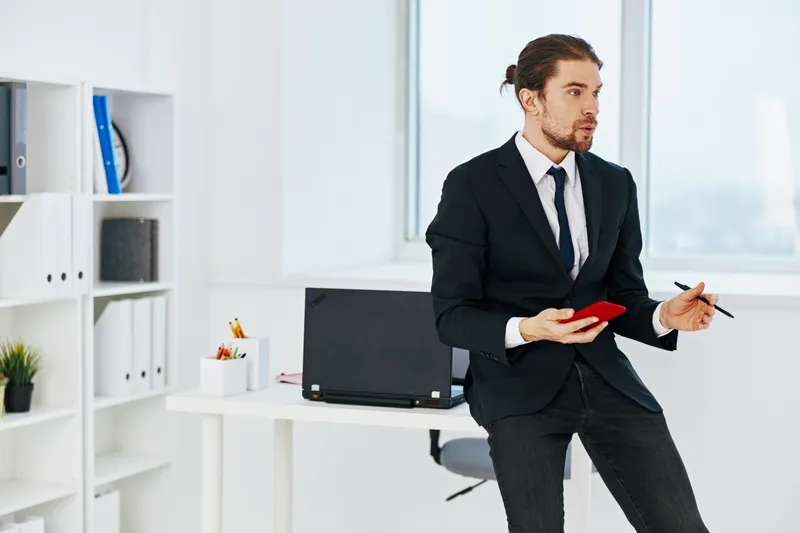 Менеджер работает с официальными документами в офисе