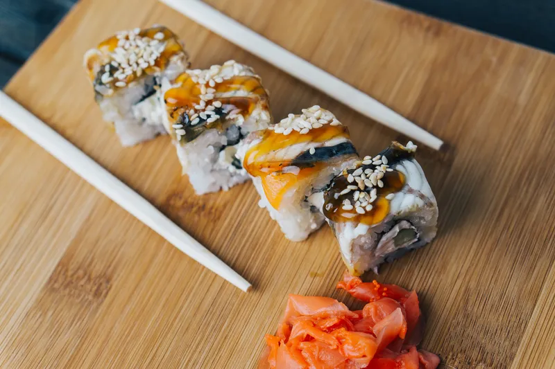 Суши, палочки, красный имбирь, японская кухня, доставка, вид сверху