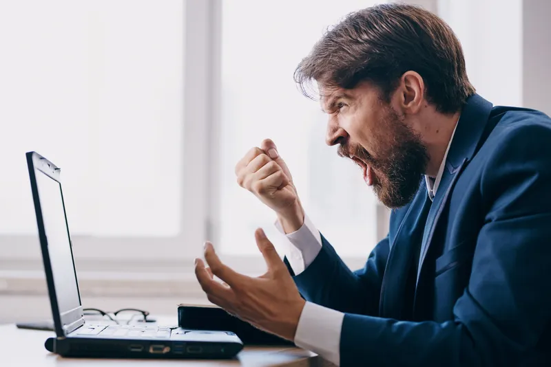 Бизнесмены работают за ноутбуком в офисе, эмоции, интернет-технологии