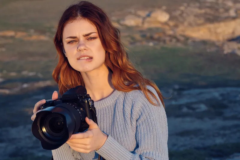 Женщина-фотограф на открытом воздухе, профессиональный образ жизни, работа, путешествия