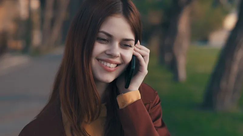 Женщина на открытом воздухе, в парке, общается по телефону, прогулка, эмоции