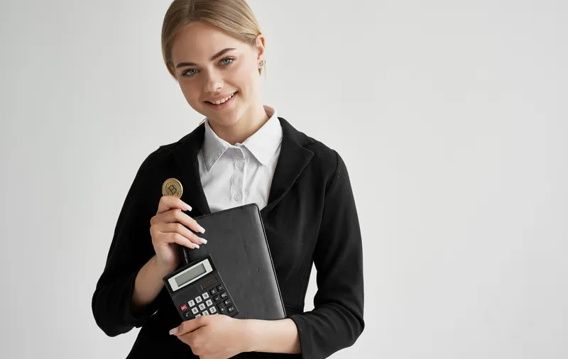 Женщина в куртке, криптовалюта Bitcoin, руководитель, финансы, электронная коммерция, экономика