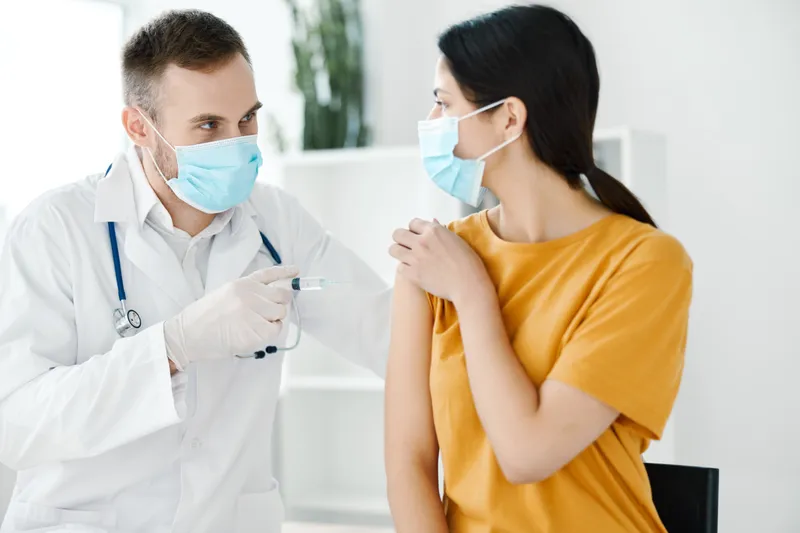 Пациент пришел в больницу для вакцинации от COVID-19 и надел медицинскую маску