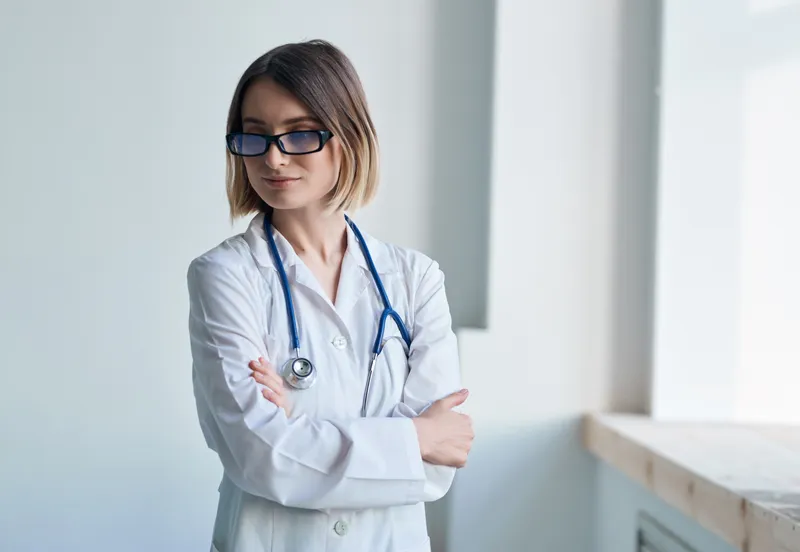 Женщина-врач в белом халате, профессионал в области медицины, со стетоскопом