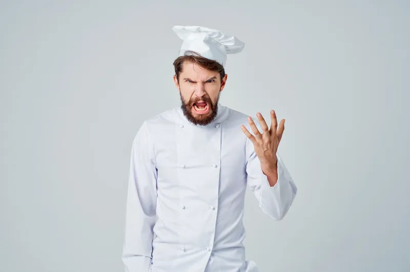 Повар на кухне, жесты рук, светлый фон