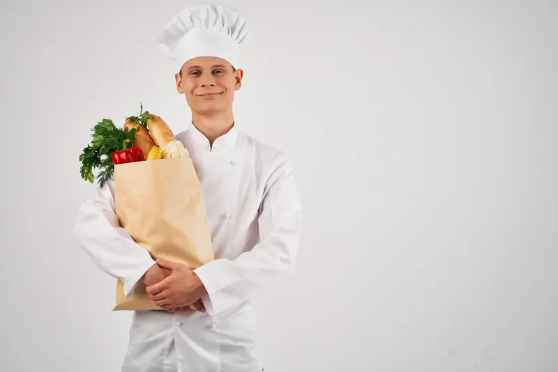 Мужчина в униформе шеф-повара с пакетом продуктов, ресторан, кухонное обслуживание