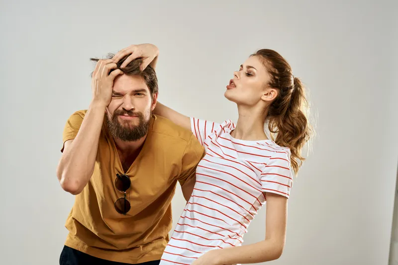 Молодая пара общается, романтика, стиль жизни, мода, веселье, светлый фон