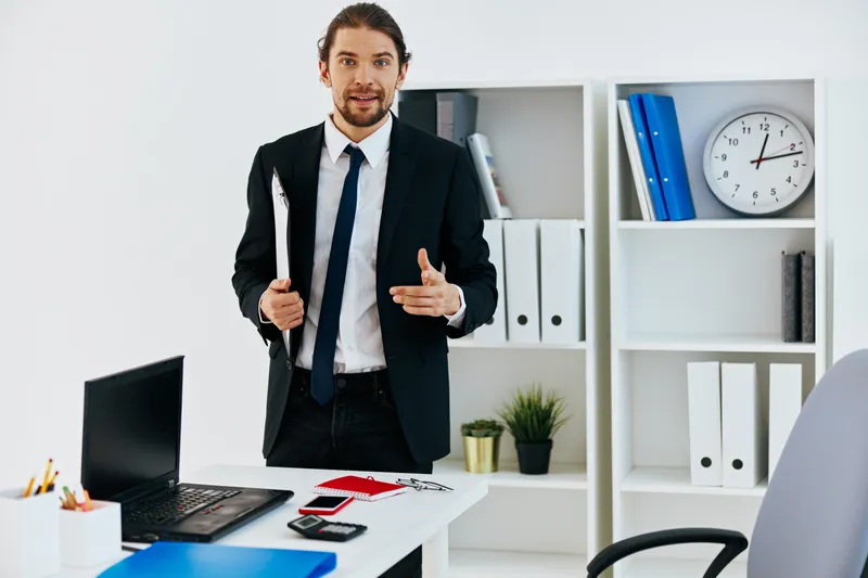 Менеджер работает с официальными документами в офисе
