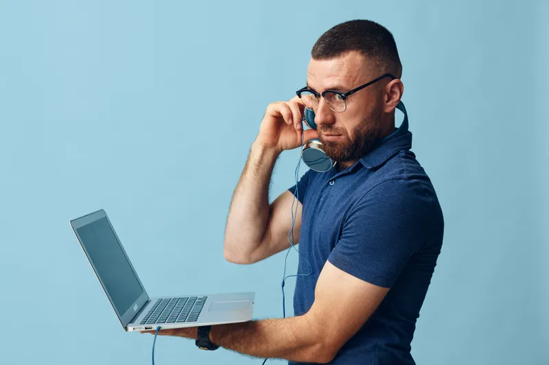 Ноутбук, мужчина, работа, фон, технологии, общение, взрослый, белый, компьютер, современный, европеоидной расы, портрет, образ жизни, мужчина, бизнес, офис, человек, бизнесмен, смотрит, стол…