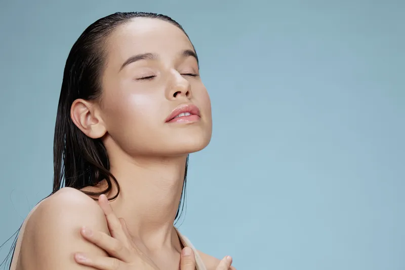 Рука молодой женщины возле лица, привлекательный взгляд, крупный план