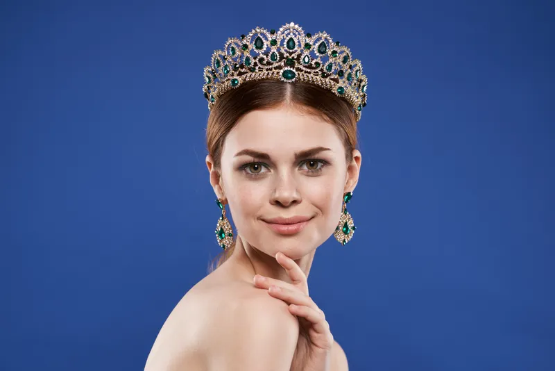 Красивая женщина с короной на голове, макияж, модель, жесты рук, крупный план, образ жизни