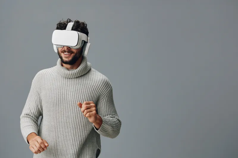 Мужчина с VR-гаджетом, цифровые технологии, очки, счастливая симуляция, реальность, устройство, игра, белые виртуальные очки, футуристический, радостный, молодой, современное развлечение, инновация…
