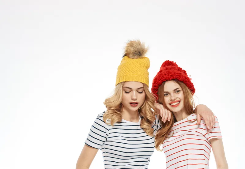 Жизнерадостная женщина обнимает отзывы, образ жизни, радость, моду, студийный светлый фон