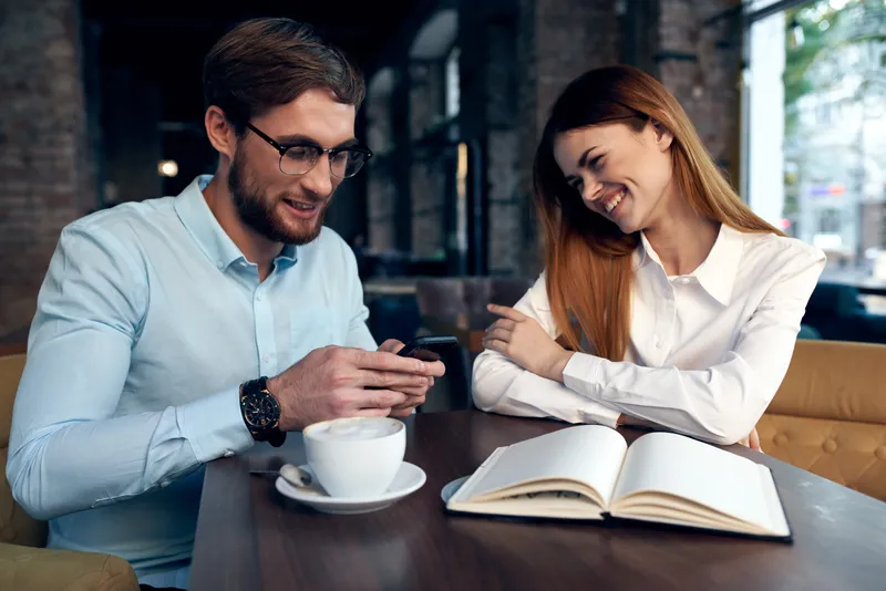 Коллеги по работе отдыхают в кафе, общаются, работают в офисе