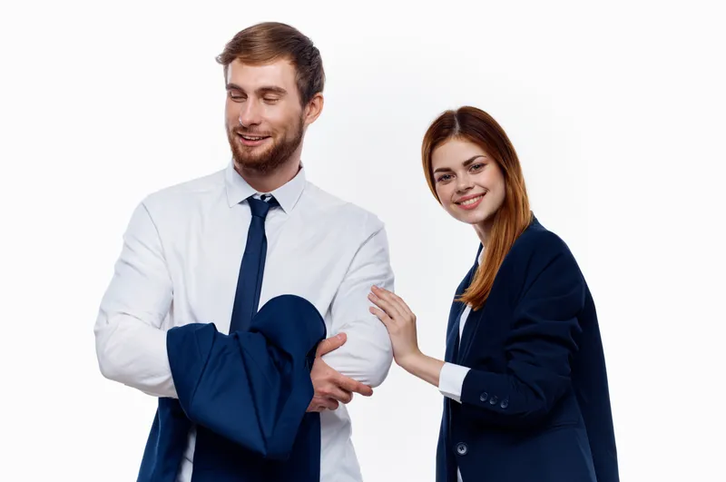 Коллеги по работе стоят рядом с кабинетом финансового менеджера на светлом фоне