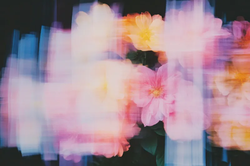 Это изображение передает энергию и безмятежность через динамичное размытие и яркий оттенок