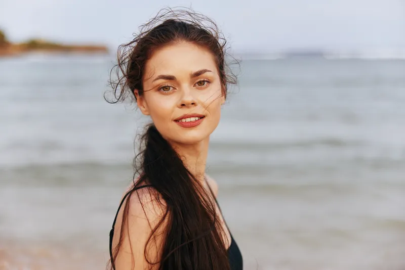 Женщина путешествует, улыбается, наслаждается тропиками и солнечным светом