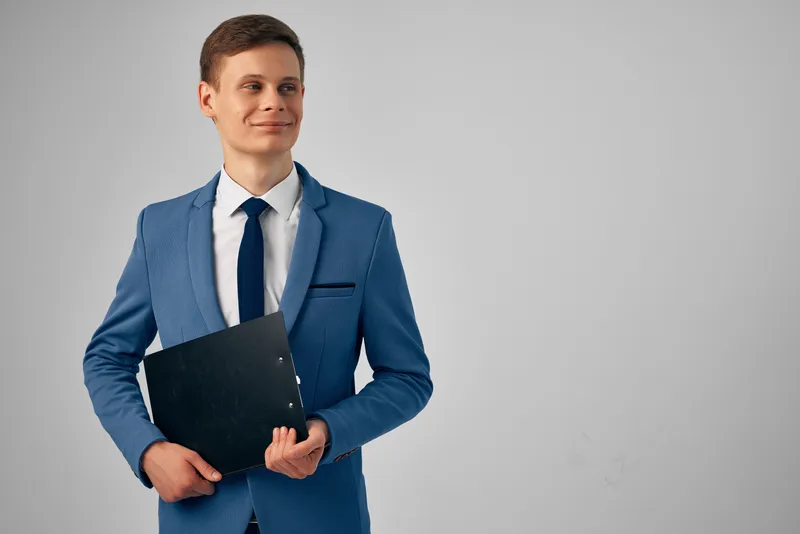 Деловой мужчина в костюме, офисный менеджер с документами, успех